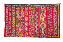 Load image into Gallery viewer, Rent Moroccan Kilim Rug 847
