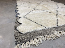 Load image into Gallery viewer, Moroccan Berber Rug - Beni Ouarain 17
