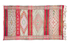 Load image into Gallery viewer, Rent Moroccan Kilim Rug #852
