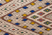 Load image into Gallery viewer, Rent Moroccan Kilim Rug #878
