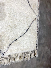 Load image into Gallery viewer, Moroccan Berber Rug - Beni Ouarain 21
