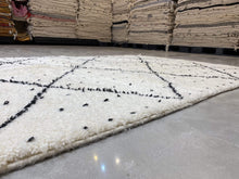 Load image into Gallery viewer, Moroccan Berber Rug - Beni Ouarain 23
