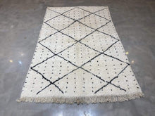 Load image into Gallery viewer, Moroccan Berber Rug - Beni Ouarain 23
