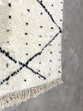 Load image into Gallery viewer, Moroccan Berber Rug - Beni Ouarain 23
