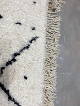 Load image into Gallery viewer, Moroccan Berber Rug - Beni Ouarain 23
