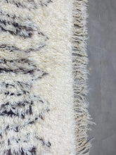Load image into Gallery viewer, Moroccan Berber Rug - Beni Ouarain 25
