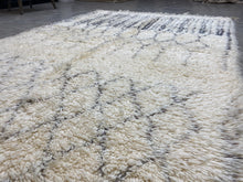 Load image into Gallery viewer, Moroccan Berber Rug - Beni Ouarain 25
