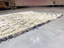 Load image into Gallery viewer, Moroccan Berber Rug - Beni Ouarain 30
