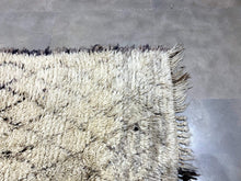 Load image into Gallery viewer, Moroccan Berber Rug - Beni Ouarain 30
