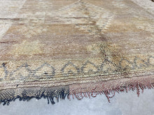 Load image into Gallery viewer, Moroccan Berber Rug - Vintage Rug 12
