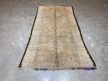 Load image into Gallery viewer, Moroccan Berber Rug - Vintage Rug 12
