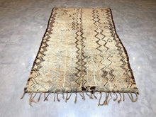 Load image into Gallery viewer, Moroccan Berber Rug - Vintage Rug 13
