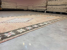 Load image into Gallery viewer, Moroccan Berber Rug - Vintage Rug 15

