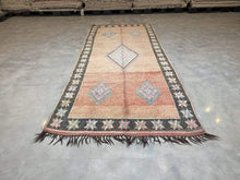 Load image into Gallery viewer, Moroccan Berber Rug - Vintage Rug 15
