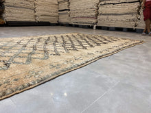 Load image into Gallery viewer, Moroccan Berber Rug - Vintage Rug 6
