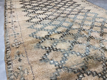 Load image into Gallery viewer, Moroccan Berber Rug - Vintage Rug 6
