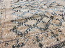 Load image into Gallery viewer, Moroccan Berber Rug - Vintage Rug 6
