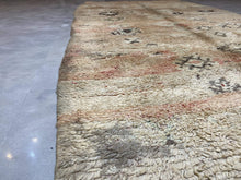 Load image into Gallery viewer, Moroccan Berber Rug - Vintage Rug 8
