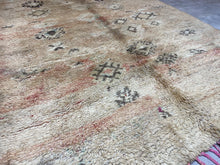 Load image into Gallery viewer, Moroccan Berber Rug - Vintage Rug 8
